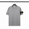 T-shirt pour hommes Company Designer Stone Tees Haute Qualité Summer Menswear Respirant Lâche Bouton Badge Lovers Street Fashion 100% Coton Polo Massimo CP Taille M-3XL 23 JQ8X