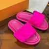 Designermärke Lyx Poolkudde Komfort Platta Mules Präglade Tofflor Män Kvinnor Sandaler Pumpatryck Slip-on Beach Mode slides med box storlek 35-45