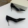 Scarpe in pelle a punta con tacco alto e moda semplice Star stile classico moda tacco in metallo scarpe comode design piattaforma scatola da scarpe di fabbrica