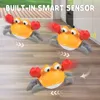 Roliga leksaker barn induktion fly crab bläckfisk crawling leksak baby elektroniska husdjur musikaliska montessori småbarn flytta anime sensor gåva 230626