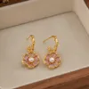 Brincos vintage de latão folheado a ouro 18K Brincos de pérola de água doce em forma de CC trançados para mulheres