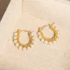 Högkvalitativt varumärke damer söta oregelbundna hoop guldfyllda vintage barock sötvatten pärla huggies örhängen för kvinnor