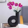 Vasen, Blumendekoration, moderne minimalistische Vase, perfekte dekorative Blume, handgefertigte Keramik, entworfen mit einzigartigem Wohndekor