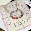 Designer foulard carré en soie mode lettre bord impression cent écharpe assortie douce section féminine décorative foulard en soie tempérament femme qui coule