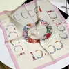 Designer Silk Square Scarf Fashion Letter Edge Printing Hundred Matchande halsduk Mjuk dekorativ kvinnors sektion Silk Scarf Temperament Flowing Woman