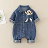 Rompers Spring Denim Baby Jumpsuit Cartoon Pocket Bear Rompers для мальчиков и девочек Комбинезоны для новорожденных Корейский стиль Onesie Осень Детская одежда 230628