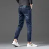 Jeans masculino designer FF europeu de alta qualidade jeans masculino casual pés finos bordados elásticos outono e inverno novas calças cortadas azul escuro GKST