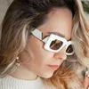 Großhandel mit kleinen quadratischen V-förmigen neuen modischen Sonnenbrillen in personalisierter Street-Fashion-Sonnenbrille für Damen