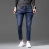 Jeans masculino designer FF europeu de alta qualidade jeans masculino casual pés finos bordados elásticos outono e inverno novas calças cortadas azul escuro GKST