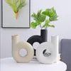 Vasen, Blumendekoration, moderne minimalistische Vase, perfekte dekorative Blume, handgefertigte Keramik, entworfen mit einzigartigem Wohndekor