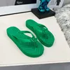 Flipflops i ny stil sommar-fotklämma gummi platt tåklämma damtofflor tjockbottna flipflops strandsandaler