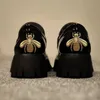 Mocassino da donna in pelle con suola arrotondata classico Scarpe in pelle lucida nera Ape ricamata in oro sul retro scarpa moda di lusso 04
