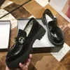 Designer dames lederen Lug zool loafer klassieke zwarte glanzende leren schoenen Goud geborduurde bij op de achterkant luxe mode schoen 04