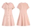 2023 été rose couleur unie robe à manches courtes col rond boutons genou longueur robes décontractées W3L043704