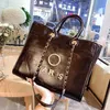 Bolsas femininas luxuosas Bolsas de praia Designers Metal Letter Badge Tote Bolsa de noite Bolsa de couro de corpo pequeno Bolsa de corrente feminina grande Mochila YDZO 50% Liquidação