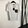 Diseñador de verano Camiseta clásica Mujer Top Casual Cadena simple Adorno Bolsillos de cuero Camiseta de manga corta 2 colores Negro Camiseta blanca Ropa de mujer 55