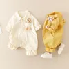 Rompers Spring Denim Baby Jumpsuit Cartoon Pocket Bear Rompers для мальчиков и девочек Комбинезоны для новорожденных Корейский стиль Onesie Осень Детская одежда 230628