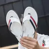 Tofflor Qmaigie Herrtofflor Mode Läderflip flops män Handgjorda utomhustofflor Sandaler Klassiska lyxiga märkesdesignerskor 230711