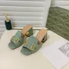 Sandales à talons compensés pour femmes de créateurs en cuir lisse noir blanc pantoufle dorée chaussures à talons moyens sandales rétro 12