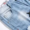 Raped Hole Summer Denim Shorts For Men Trend modny Proste spodnie średniego stanu jasnoniebieskie gwiazdy łatki dżinsy kolanowe