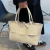 Tygväska Ny fashionabla högkvalitativa västerländska axelväskor Kvinnars väskor stor kapacitet mångsidig bärbar 31 cm