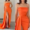 Модные оранжевые платья выпускного вечера без бретелек Вечерние платья со складками и разрезом Вечернее платье с красной ковровой дорожкой Длинное платье для особых случаев
