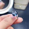 Cluster Anneaux Chic Concis Bleu Cristal Topaze Zircon Diamants Pierres Précieuses Pour Les Femmes Or Blanc Argent Couleur Bijoux Bague Bijoux Accessoire