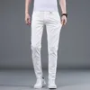 Jeans pour hommes designer européen haut de gamme en pur coton blanc jeans tendance de la mode masculine élastique slim fit petit pied pantalon droit filet fin rouge ZIZP