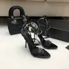 Роскошные дизайнерские женские сандалии с металлической пряжкой и буквами Сандалии на высоком каблуке Полые туфли на шнуровке на высоком каблуке Летняя мода Свадебная вечеринка Повседневные сандалии