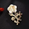 Broche de flor de ameixa de alta qualidade para mulheres, versões japonesas e coreanas, broches versáteis para casacos, ternos, acessórios, nicho elegante