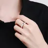 Кольца кластера модные 0.1ct муассанит пасьянс кольцо женщины мужчины S925 серебро D цвет круглый бриллиант помолвка подарок