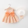 女の子のドレス2pcs夏の女の女の子ビーチプリンセスドレスかわいい弓の花のない綿の幼児ドレスハット生まれ服セット230627