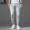 Diseñador de jeans para hombres Primavera europea de gama alta Nuevo producto Delgado azul gris Moda simple Tendencia Versátil Slim Fit Pantalones de pierna recta XTIP