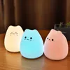 Огни Cute Cat LED Night Light Сенсорный датчик Красочный силиконовый аккумулятор на батарейках Спальня Прикроватная декоративная лампа для детей Подарок ребенку HKD230628