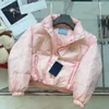 Piumino da donna Parka da donna Designer Piumino da donna Cappotto a triangolo rovesciato Stile corto Corsetto sottile Abito spesso Giacca a vento Tasca Capispalla calda invernale T230628