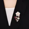 Broche de flor de ameixa de alta qualidade para mulheres, versões japonesas e coreanas, broches versáteis para casacos, ternos, acessórios, nicho elegante