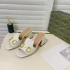 Sandales à talons compensés pour femmes de créateurs en cuir lisse noir blanc pantoufle dorée chaussures à talons moyens sandales rétro 12