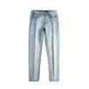 Mäns jeans designer vår och sommar tunn lvjia preussian blå ljus lyx präglade avslappnad mångsidig smal passform liten rak rör denim långa byxor l12f