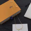Pearl Pendant Necklace Designer smycken för kvinnor lyxiga guldkedjor halsband enkla bokstäver v tjej gåvor tillbehör armband örhänge