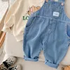 Overaller höst barn denim jumpsuit 1-7 år småbarn barn pojke flicka ficka lös hängslen långa byxa jeans mode overall kläder 230628