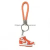 Keychains lanyards 14 färger berömda designer Sile 3D sneaker pu rep nyckelring män kvinnor mode skor keyping bil basket hänger dhkqd