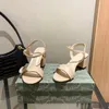 Luxuriöse Sandale aus Metallic-Laminatleder mit mittlerem Absatz für Damen, verstellbare Knöchelriemen-Sandalen, Designer-Slipper-Kleiderschuhe 01