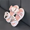 Scarpe da ragazza per bambini Princess Sandals 2023 Nuovo colore estivo Colore arco premium in pelle morbida sandali per bambini Sandali morbidi Sole da spiaggia