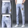 Jeans pour hommes designer 2022 été marque de mode brodé jeans hommes couleur claire polyvalent slim fit pieds élastique bleu long pantalon N7QH