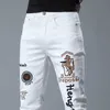 Jeans da uomo firmati Pantaloni da uomo in denim bianco con stampa a caldo casual in cotone elasticizzato lavato a vita alta a vita media per giovani europei di fascia alta 3N7L