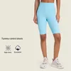 Yoga Outfit Base Pace Короткие шорты в рубчик с высокой посадкой 8 дюймов, невесомое покрытие, эластичные в четырех направлениях беговые шорты для йоги со скрытым карманом 230629