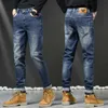 Mäns jeansdesigner 2022 Autumn/Winter New Deep Blue Hong Kong Fashion Märke Slim Fit Elastic Feet Denim Pants K7lo