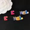 Mode Femmes Designer Lettres Broches Avec Timbre Plaqué Or 18K Perle Cristal Strass Bijoux Broche Charme Broche Lettre Marry Christmas Party Cadeau Accessoire