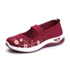 中年および高齢女性のための通気性メッシュ刺繍靴の工場直接供給