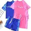 Twopieces Kids Girls Boys Two Piece Swimsuit Rashguard sätter kortärmad kamouflagestjärnor tryckt topp shorts set simning strandkläder badkläder 230628